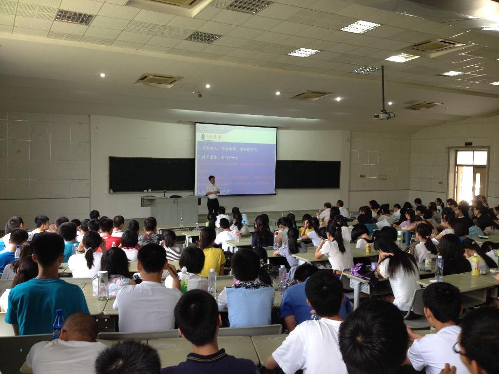 黄志高院长发表热情洋溢的致辞