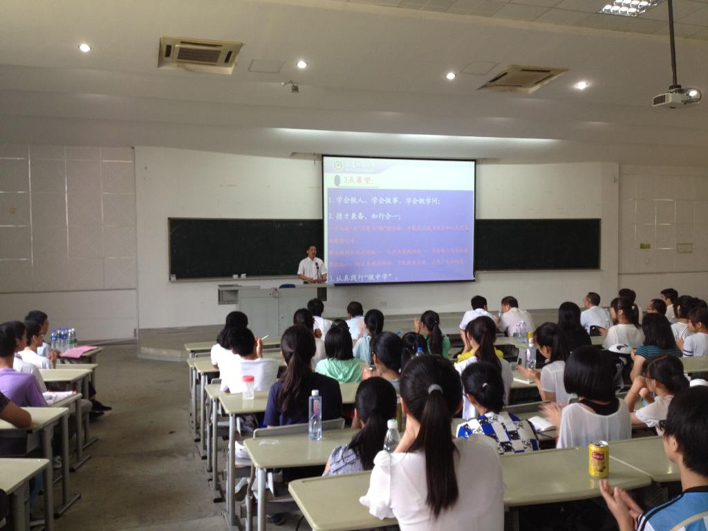 学院党委副书记钟庆林老师主持大会